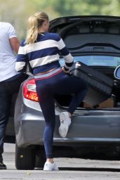 Margot Robbie Loads Up Her Luggage - Los Angeles 05/19/2017