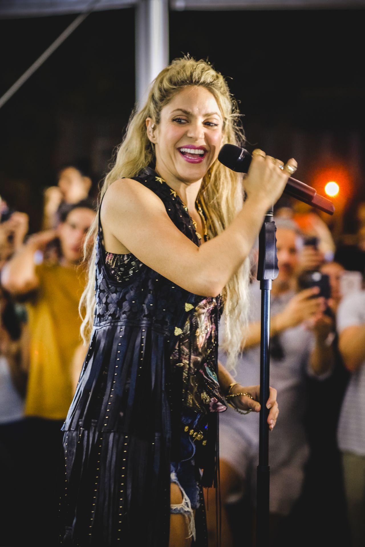 Shakira Latest Photos Page 4 of 11 CelebMafia
