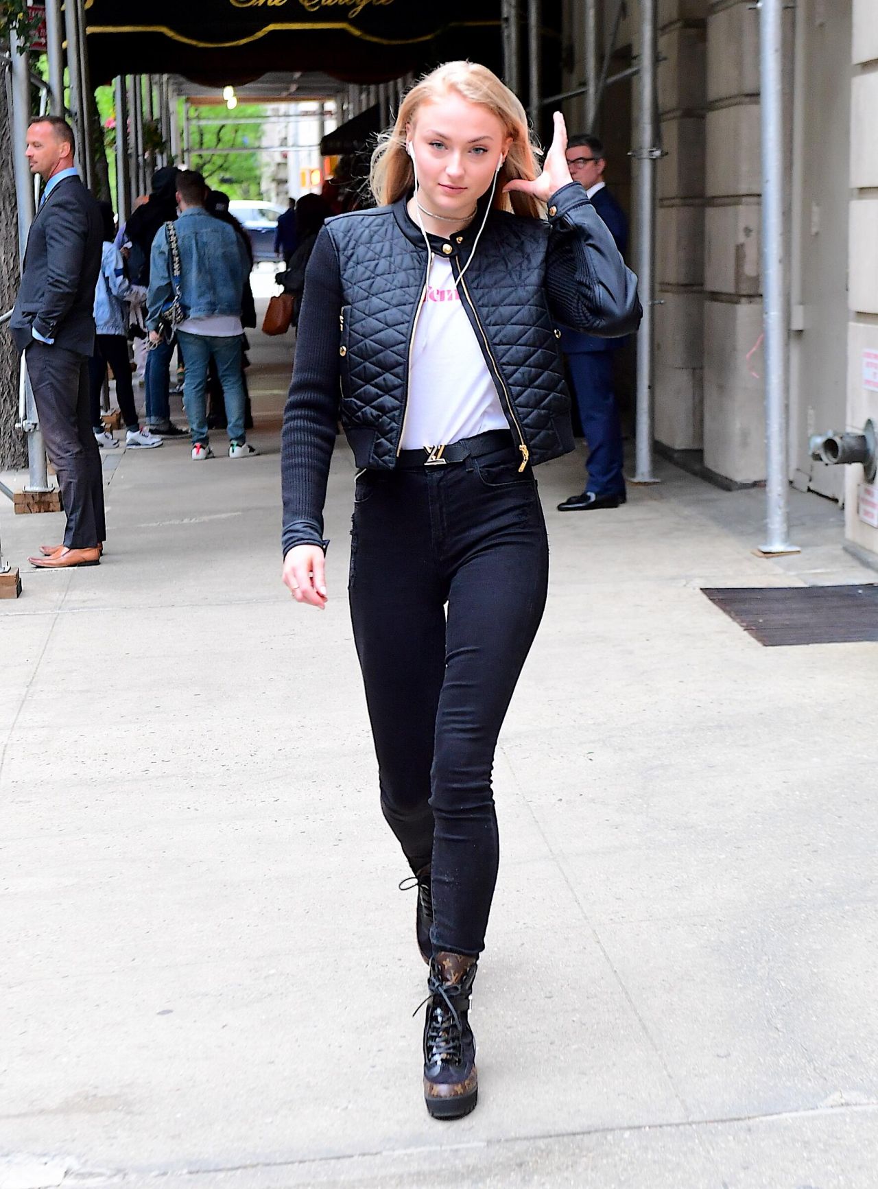Sophie Turner in Tight Jeans - Out in NYC 04/30/2017 • CelebMafia