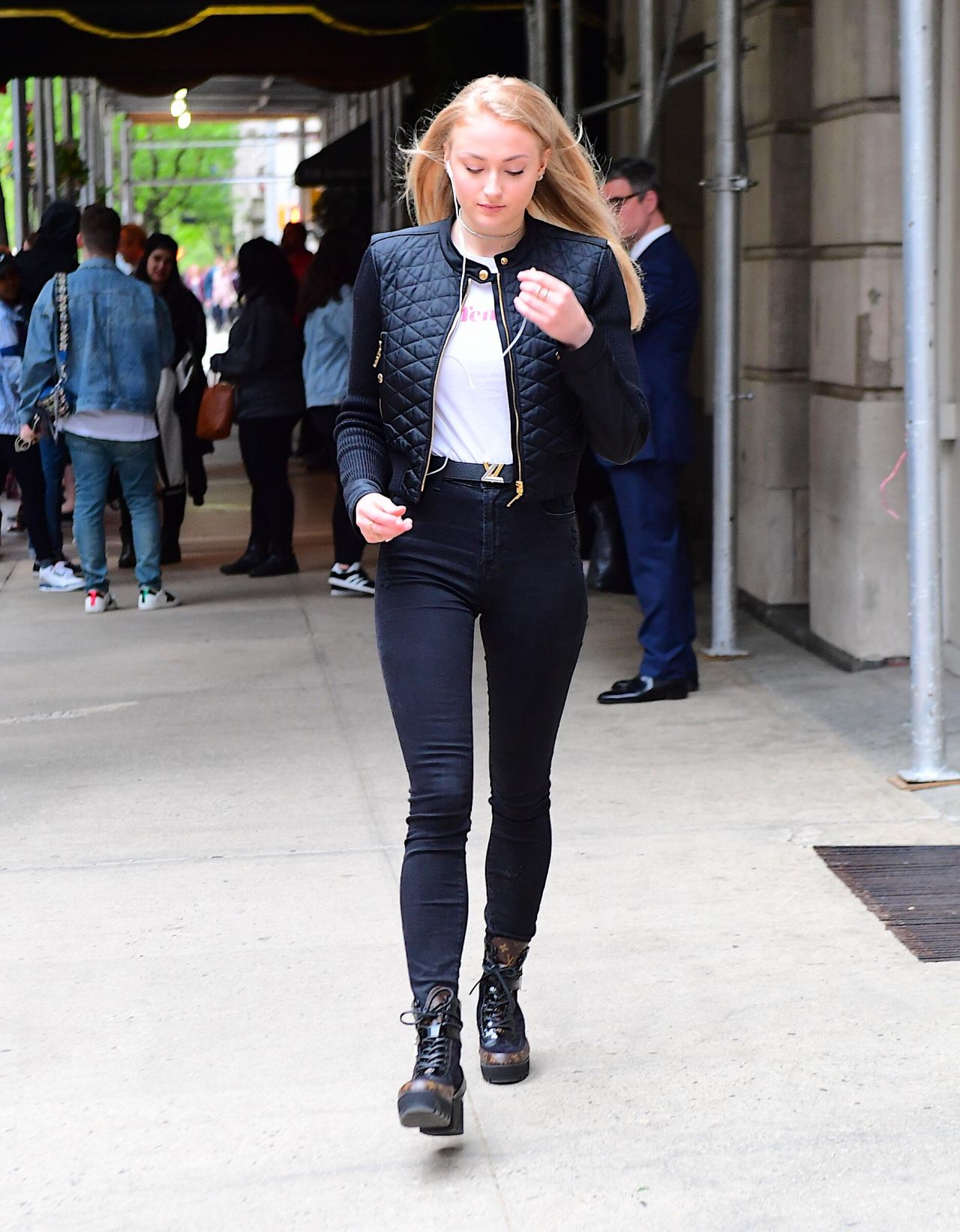 Sophie Turner in Tight Jeans - Out in NYC 04/30/2017 • CelebMafia