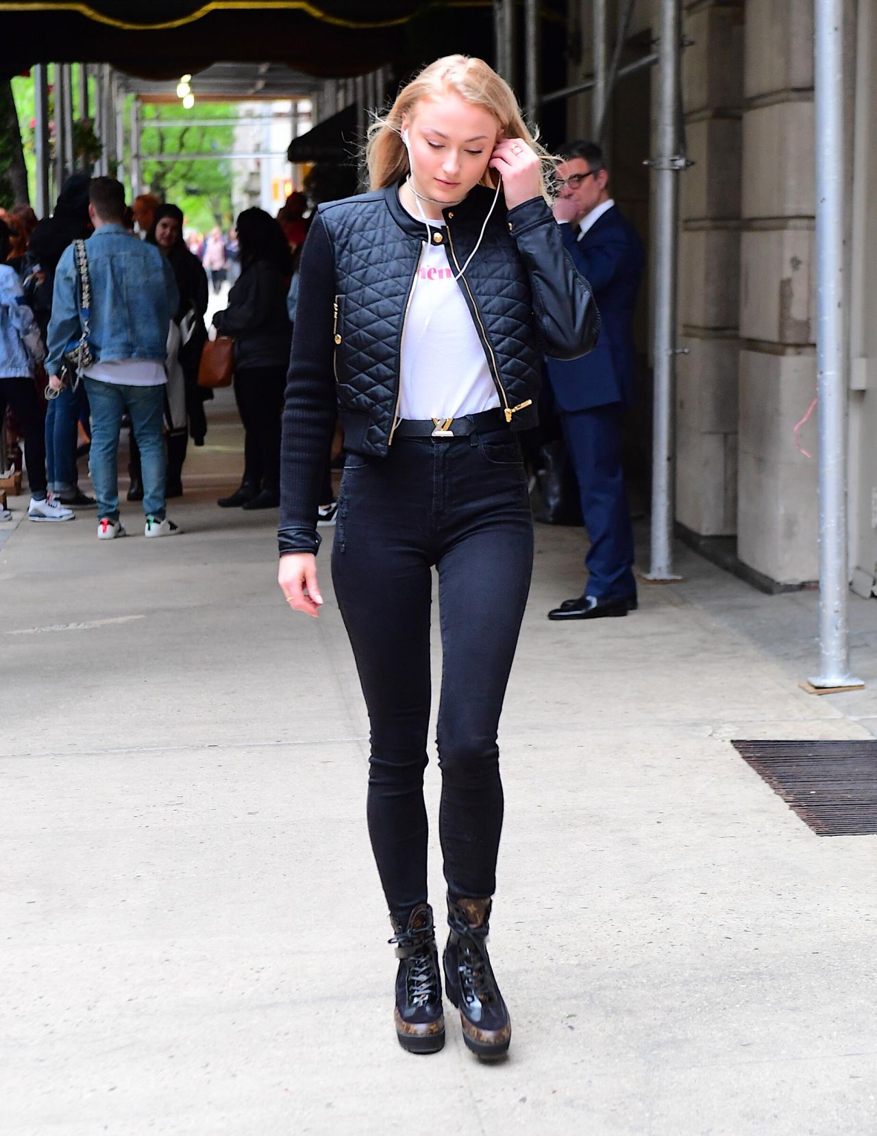 How to Wear Jeans: Sophie Turner, 108 Ways Celebrities Wear Jeans — Plus,  Under-$40 Styles to Shop Now