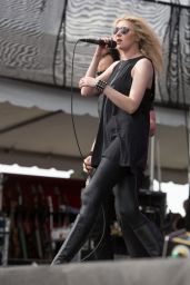 Taylor Momsen Performs at Fort Rock Festival in Fort Myers 04/30/2017