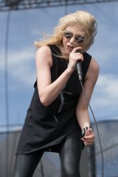 Taylor Momsen Performs at Fort Rock Festival in Fort Myers 04/30/2017