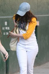 Anne Hathaway Tries to Stay Incognito - New York 06/01/2017