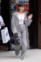 Bella Hadid Looks Stylish - Leaving Her Apartment in Manhattan, NYC 06/05/2017