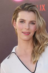 Betty Gilpin – GLOW TV Show Premiere in Los Angeles 06/21/2017