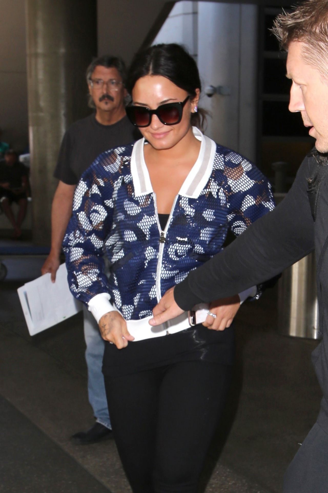 Demi Lovato Arriving at LAX Airport in Los Angeles April 17, 2011 – Star  Style