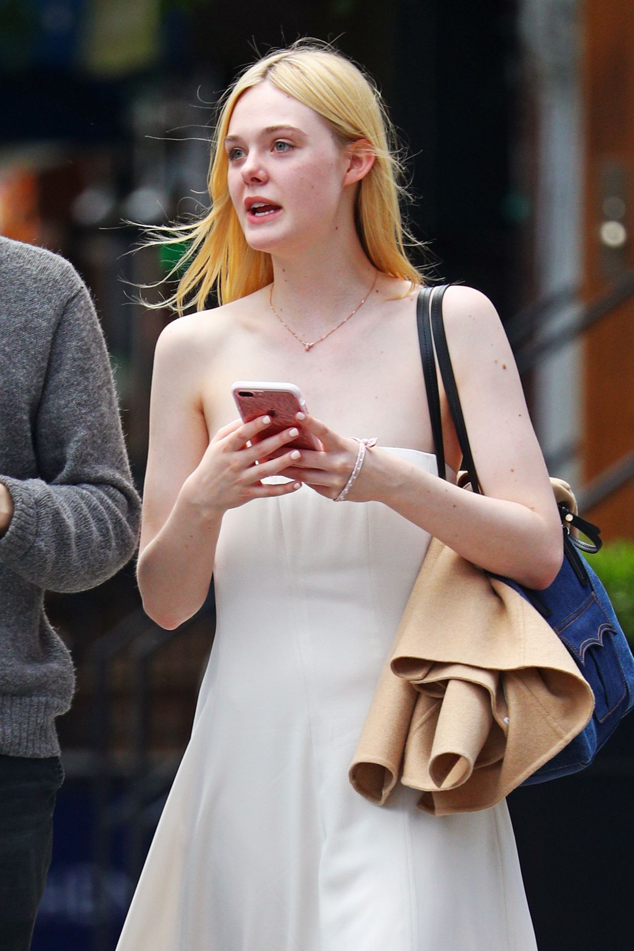 elle-fanning-cute-style-grabs-lunch-with-a-friend-in-nyc-06-02-2017-4.