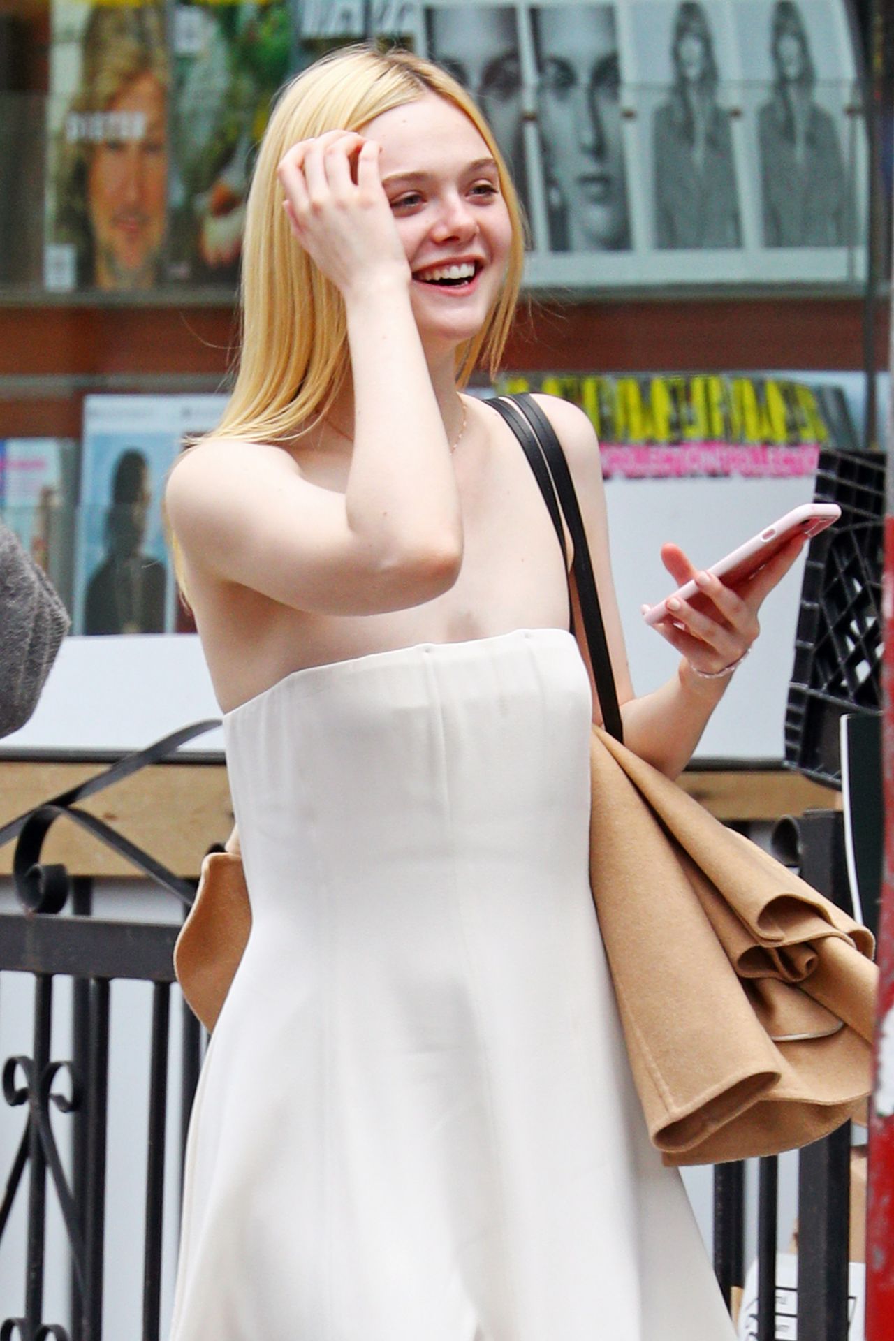 elle-fanning-cute-style-grabs-lunch-with-a-friend-in-nyc-06-02-2017-7.