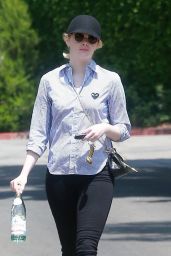 Emma Stone - Leaving a Friend