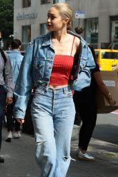 Gigi Hadid Chick Street Fashion - Leaving Her Apartment in Manhattan 06 ...