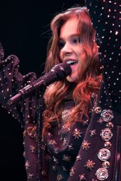 Hailee Steinfeld Performs Live at B96 Summer Bash in Rosemont, 06/24/2017
