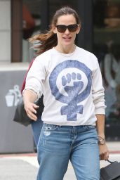 Jennifer Garner Wearing a Sporting Feminist Shirt - Brentwood 06/01/2017