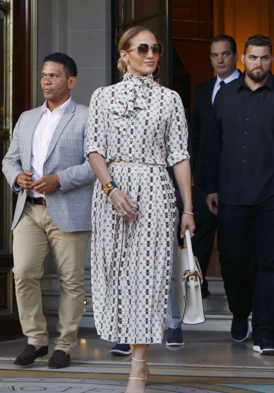 Jennifer Lopez and Alex Rodriguez Visit The Louvre in Paris 06/17/2017