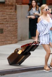 Kate Hudson Carries Her Own Luggage - New York 06/19/2017