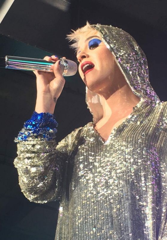 Katy Perry in a Sparkly Outfit Performs in Front of the Opera House in Sydney 06/30/2017