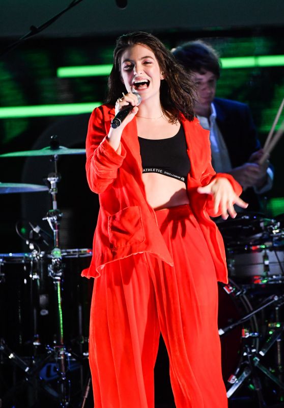 Lorde Performs Live at MMVA in Toronto, Canada 06/18/2017