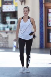 Margot Robbie in Workout Gear - Heads to the Gym in Los Angeles 06/09/2017