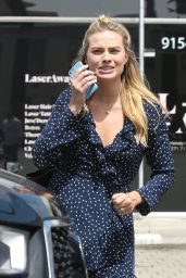 Margot Robbie Street Style - Los Angeles, June 2017