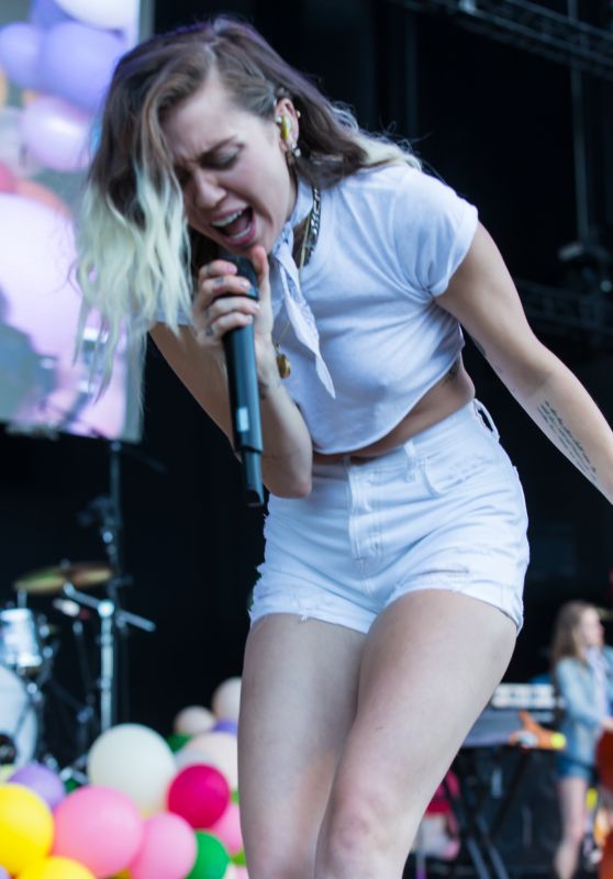 Miley Cyrus Performs Live at KTUphoria 2017 - Jones Beach Theater in Long Island 06/03/2017