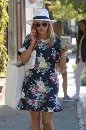 Reese Witherspoon at Melrose Place in West Hollywood 06/25/2017