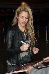 Shakira Travel Outfit - Airport in Boston 06/03/2017