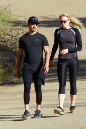 Sophie Turner Sport Style - On a Hike in the Hills at Runyon Canyon Park in Hollywood Hills 06/09/2017