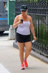 Amy Schumer Says Hello to the Cameras - After a Jog on a Sunny Day in New York 07/12/2017