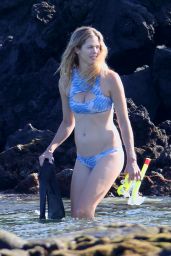Anna Rawson in a Bikini - Goes Snorkeling and Paddle Boarding in Hawaii 07/04/2017