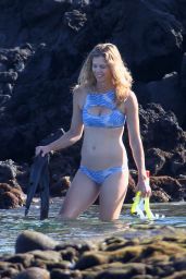 Anna Rawson in a Bikini - Goes Snorkeling and Paddle Boarding in Hawaii 07/04/2017