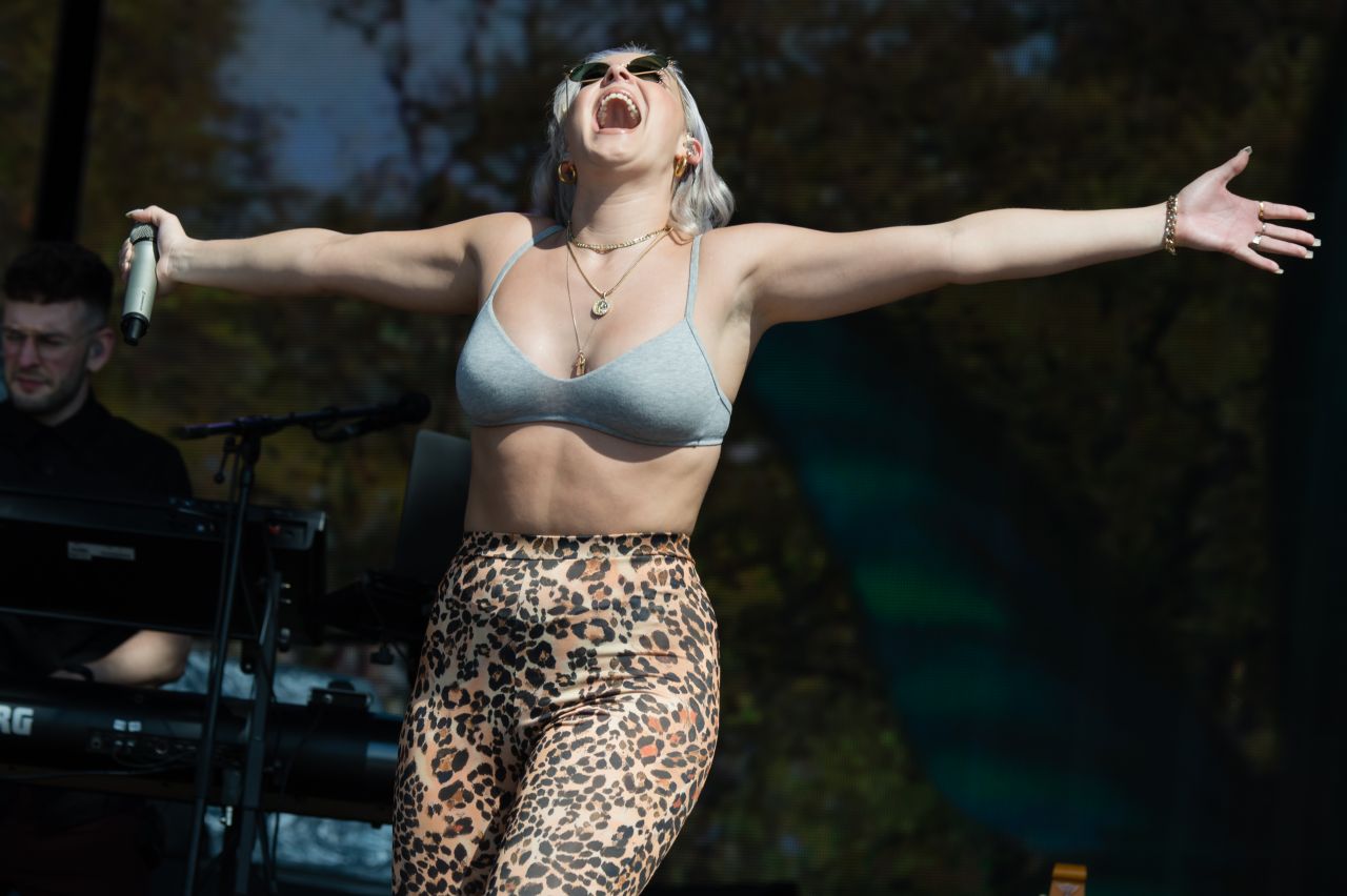 anne-marie-british-summer-time-festival-in-hyde-park-london-07-02-2017-13.