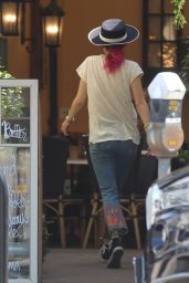 Bella Thorne - Grabs Lunch With Her Sister at Sweet Butter in Studio City 07/05/2017