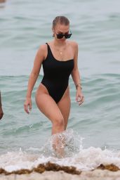Bianca Elouise in black Swimsuit - Miami 07/22/2017