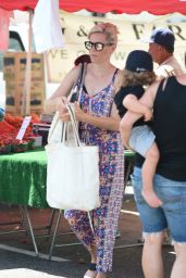 Elizabeth Banks - Farmers Market in Los Angeles 07/16/2017