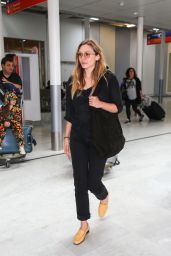 Elizabeth Olsen - Arrives in Paris 07/02/2017