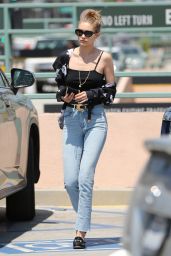 Gigi Hadid Casual Style - Beverly Hills, CA 07/12/2017