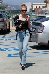Gigi Hadid Casual Style - Beverly Hills, CA 07/12/2017 • CelebMafia