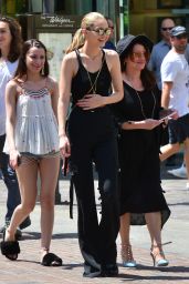 Gigi Hadid - Shopping at The Grove in Los Angeles 07/11/2017