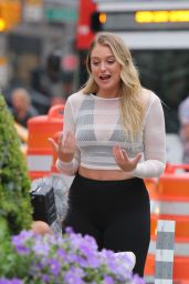 Iskra Lawrence - Shooting a Workout Video in Midtown Manhattan 07/13/2017