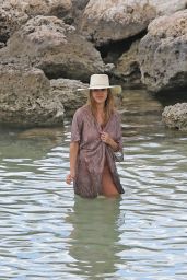 Jessica Alba - Relaxing on the Beach in Hawaii 07/15/2017