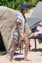 Jessica Alba Shows Off BabyBump - Hawaii 07/18/2017