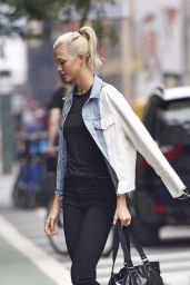 Karlie Kloss Shows off Her New Platinum Blonde Hair - NYC 07/14/2017
