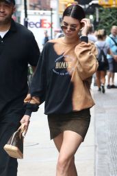 Kendall Jenner Chic Style - Leaving Her Hotel in New York City 07/27/2017