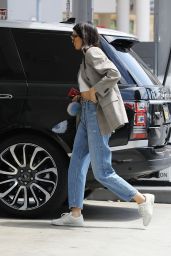 Kendall Jenner – Pumps Gas Into Her in the 90210, Beverly Hills 07/15/2017