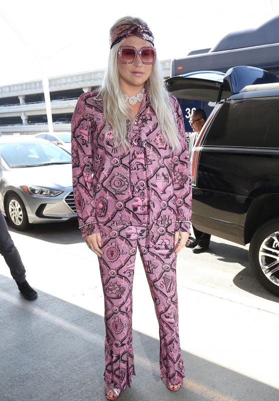Kesha - LAX Airport in Los Angeles 07/02/2017