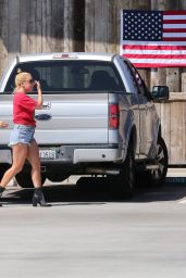 Lady Gaga and Christian Carino - Grocery Shopping at Vintage Grocers in Malibu 07/02/2017