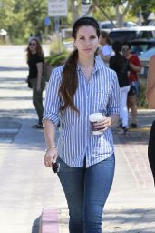 Lana Del Rey in Tight Jeans - Getting Coffee Bean in LA 07/04/2017
