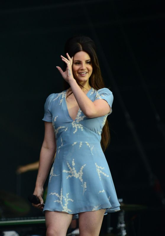 Lana Del Rey Performs Live at Lollapalooza Paris 07/23/2017