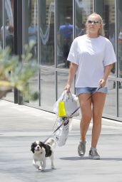 Lindsey Vonn Goes For Shopping With Her Pet Dog - Beverly Hills 07/09/2017