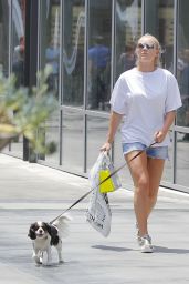Lindsey Vonn Goes For Shopping With Her Pet Dog - Beverly Hills 07/09/2017